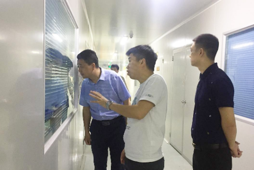 陪同政府園區(qū)對接考察高端觸摸屏及蓋板投資選址項目，高效推進項目建設(shè)工作