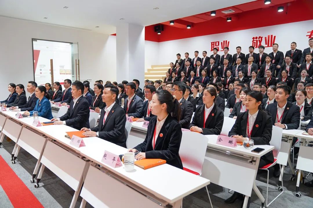 聚勢行，闖新途！東方龍商務(wù)召開一季度“開門紅”總結(jié)表彰暨“奔跑二季度”競賽總動員