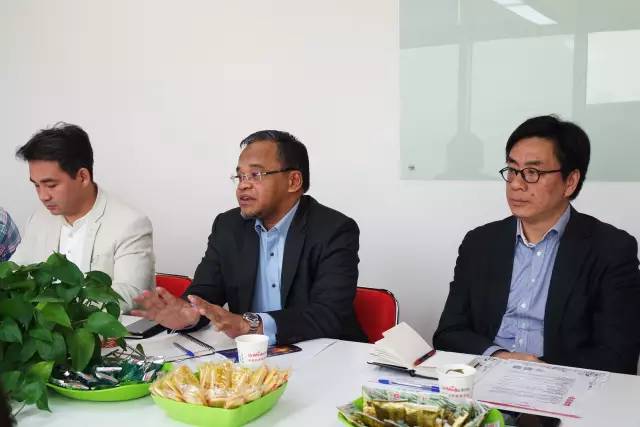 華伊斯蘭關系理事會理事長丁厚飛博士偕中華伊斯蘭關系理事會、馬來西亞代表Mr. Nasharudin 訪問東方龍商務 華伊斯蘭關系理事會理事長丁厚飛博士偕中華伊斯蘭關系理事會、馬來西亞代表Mr. Nasharudin 訪問東方龍商務