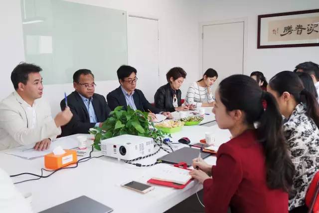 華伊斯蘭關系理事會理事長丁厚飛博士偕中華伊斯蘭關系理事會、馬來西亞代表Mr. Nasharudin 訪問東方龍商務 華伊斯蘭關系理事會理事長丁厚飛博士偕中華伊斯蘭關系理事會、馬來西亞代表Mr. Nasharudin 訪問東方龍商務