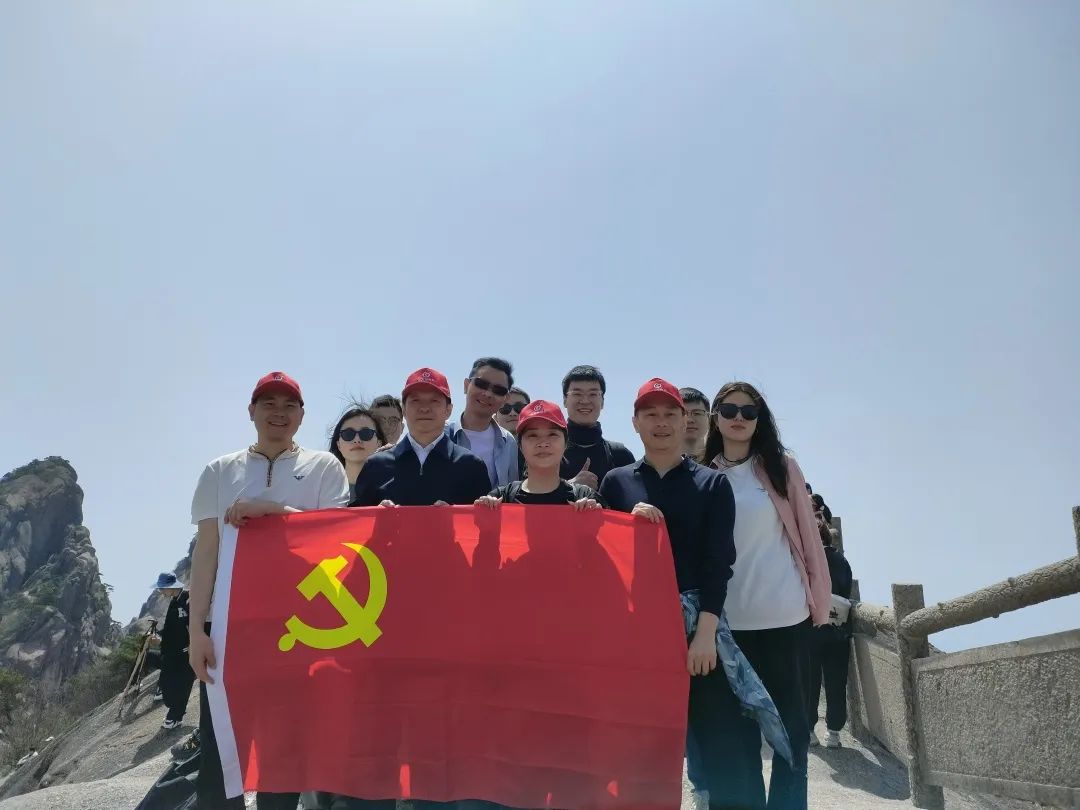 東方龍商務(wù)與春天有個約會！集團(tuán)100余人赴安徽黃山“團(tuán)建”，太嗨了！“奔跑二季度”——我們準(zhǔn)備好了！
